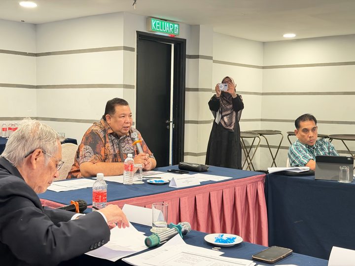 YBrs. Dr. Mohd Azizuddin bin Mohd Yussof, Pengarah Bahagian Reproduksi Manusia LPPKN, mempengerusikan bengkel