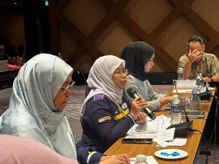 Peserta berkongsi pandangan semasa perbincangan