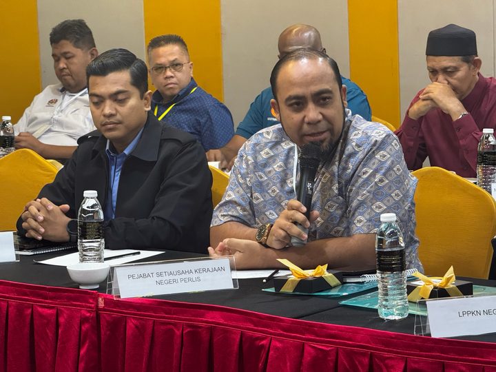 Peserta mengemukakan pandangan dalam perbincangan