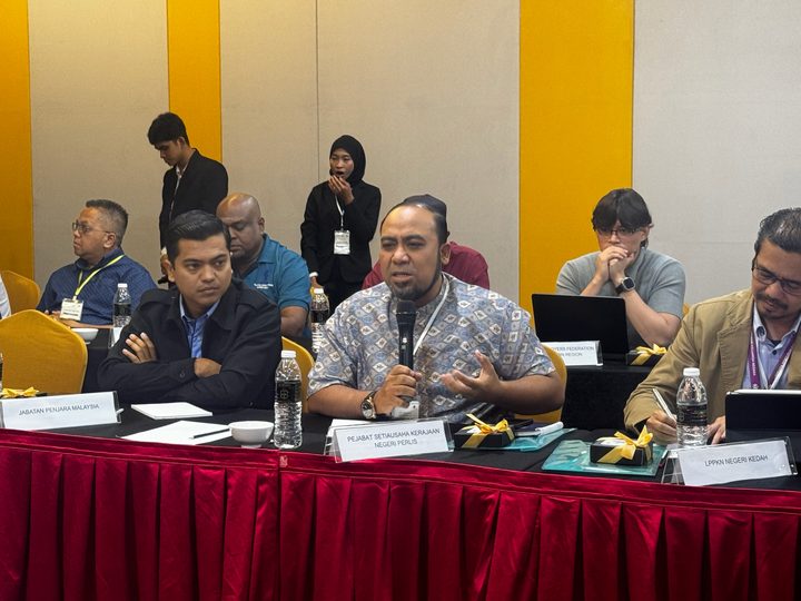 Perbincangan antara wakil agensi dan komuniti