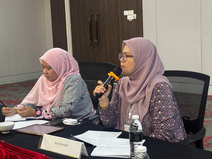 Moderator memudah cara sesi perbincangan